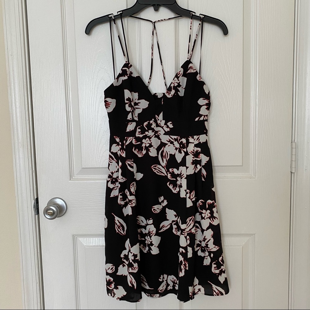 EXPRESS Women’s Crisscross Spaghetti Strap Floral Dress